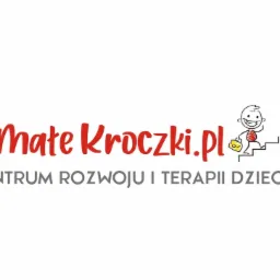 Logo Centrum Rozwoju i Terapii Dziecka 'Małe Kroczki.pl' z rysunkową postacią wspinającą się po schodach i niosącą żółtą torbę.