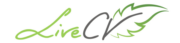 Logo firmy Live CV z zielonym napisem odręcznym i szarym napisem maszynowym, całość wkomponowana w kształt liścia.