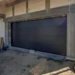 Montaż bramy w dwustanowiskowym garażu domu jednorodzinnego.