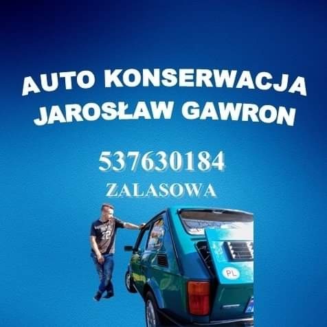 Grafika reklamowa: mężczyzna opiera się o zielony samochód z otwartym bagażnikiem, nad nim napis 'AUTO KONSERWACJA JAROSŁAW GAWRON', numer telefonu i nazwa miejscowości Zalaszowa na niebieskim tle.
