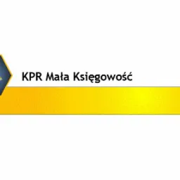 Logo firmy KPR Mała Księgowość z symbolem wagi szalkowej z pieniędzmi i złotem w sześciokątnym obramowaniu na białym tle z żółtym pasem.