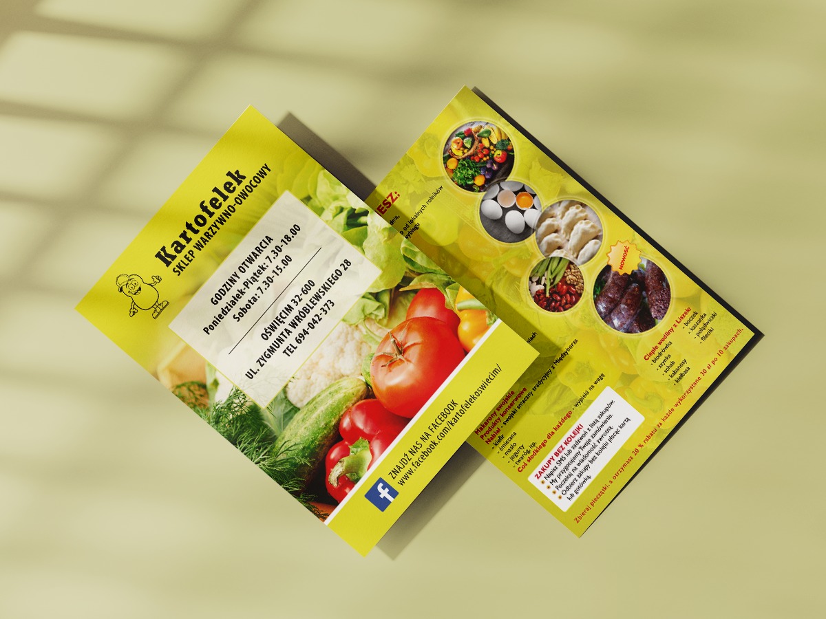 Dwie ulotki sklepu warzywno-owocowego 'Kartofelek' z żółtym tłem, prezentujące asortyment, godziny otwarcia i adres, ułożone pod kątem na jasnym tle.