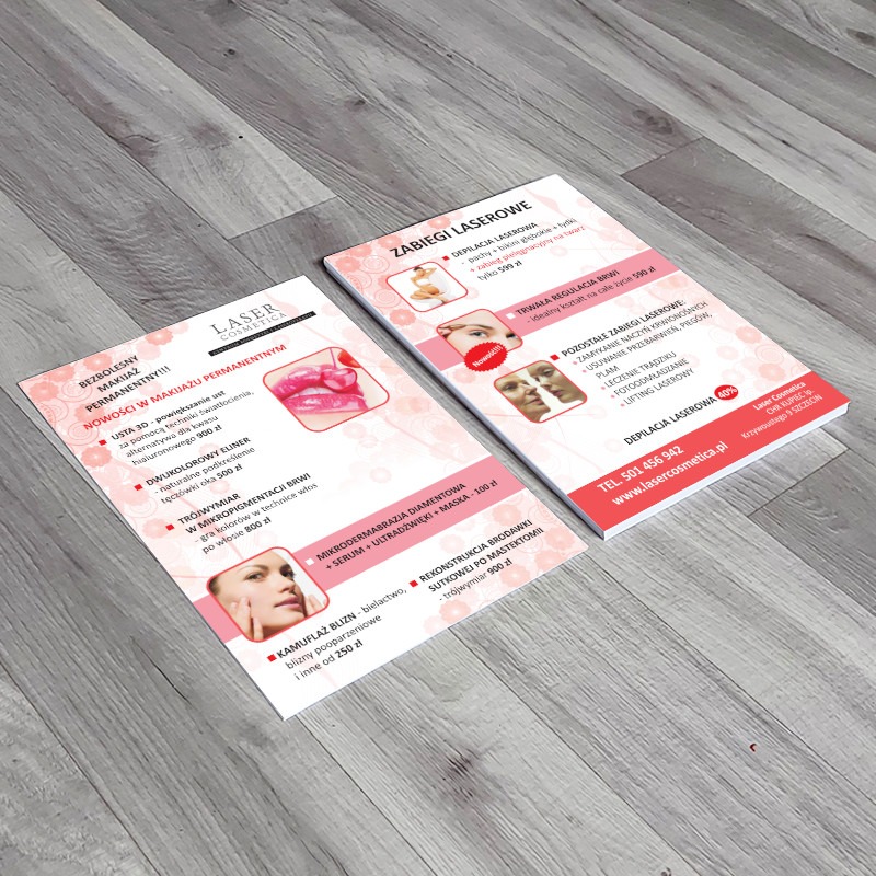 Dwie ulotki reklamowe salonu kosmetycznego Laser Cosmetica leżące na drewnianym podłożu. Ulotki prezentują ofertę zabiegów laserowych i makijażu permanentnego z cenami.