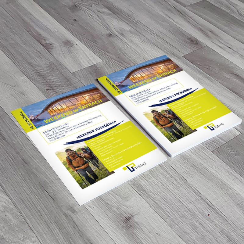 Dwa identyczne, drukowane foldery reklamowe leżące na drewnianej podłodze, promujące weekendowy wyjazd w Tatry. Foldery zawierają informacje o planie wycieczki i liście rzeczy do zabrania. Widoczne...