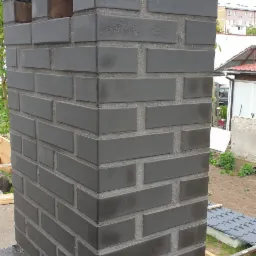 komin z cegły klinkierowej, świeżo nałożony olej do impregnacji kominów