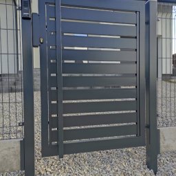 
Każde zlecenie to dla nas nowa historia. Tworzymy bramy i ogrodzenia, które wyróżniają się jakością, stylem i indywidualnym podejściem. Niezależnie od tego, czy marzysz o klasycznym ogrodzeniu, czy o kutych zdobieniach – z nami każda wizja staje się 