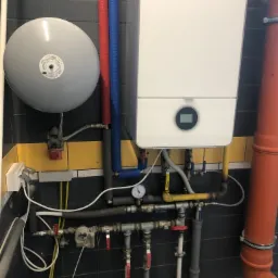 Montaż kotłowni gazowej w salonie Renault Adamowscy w Grudziądzu