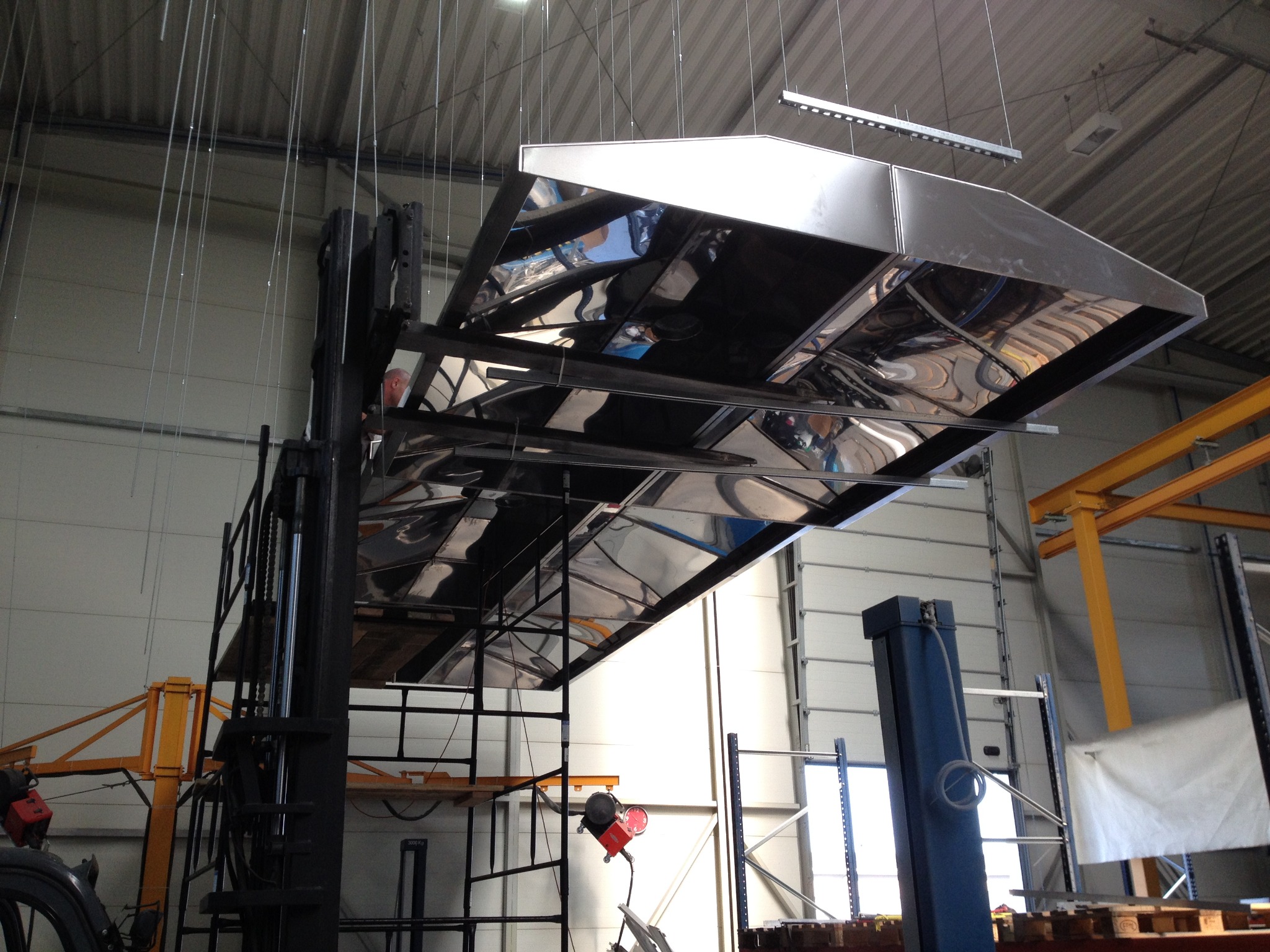 Instalacja wentylacyjna Alu Mech wraz z okapami z nierdzewki do odciągania pyłów spawalniczych