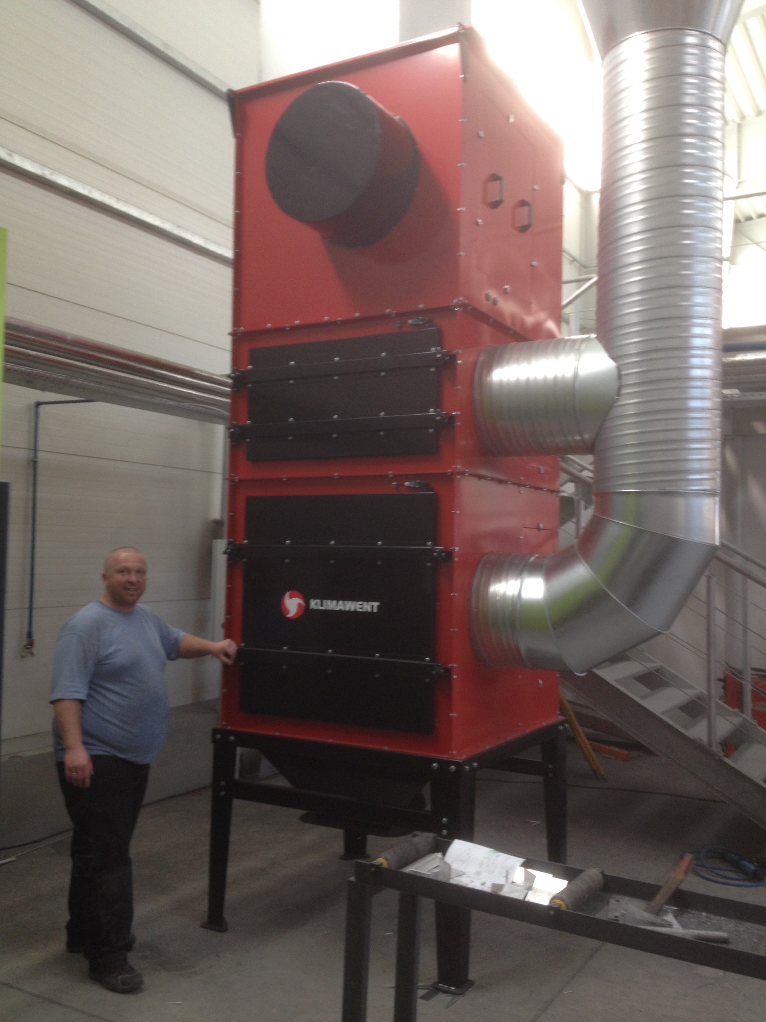 Podłączone urządzenie filtrowentylacyjne w firmie Alumech