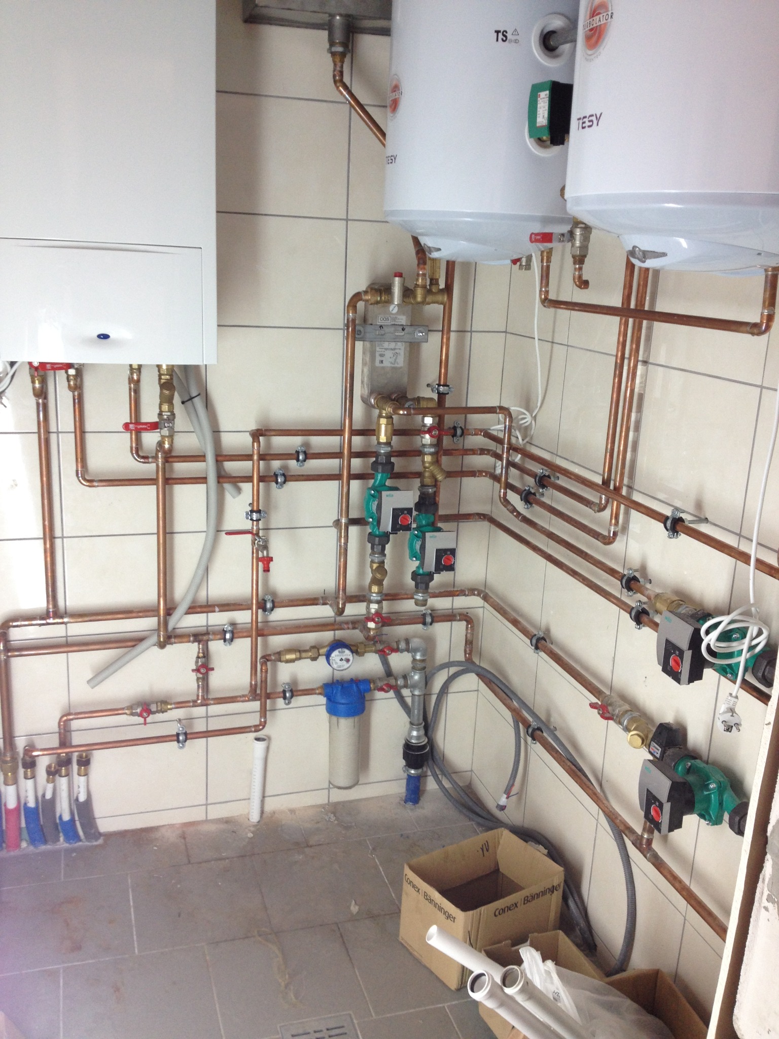 Montaż kotłowni gazowej z kominkiem z płaszczem wodnym w domu jednorodzinnym