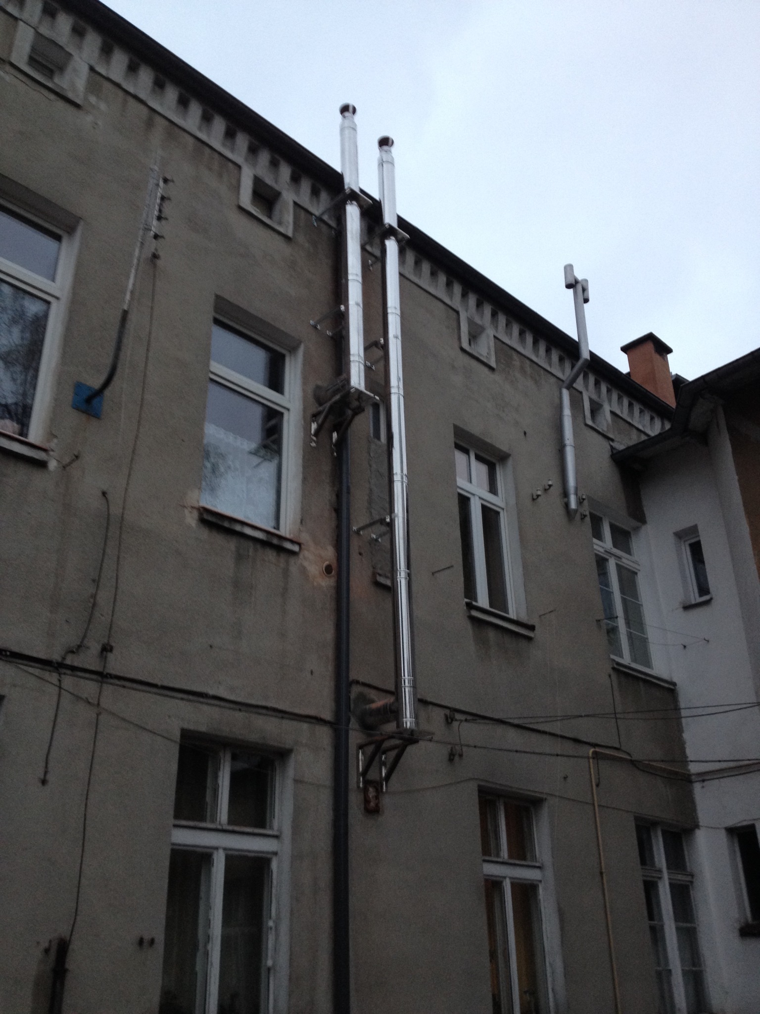 Nowe kominy kotłów gazowych w kamienicach starego miasta w Tczewie