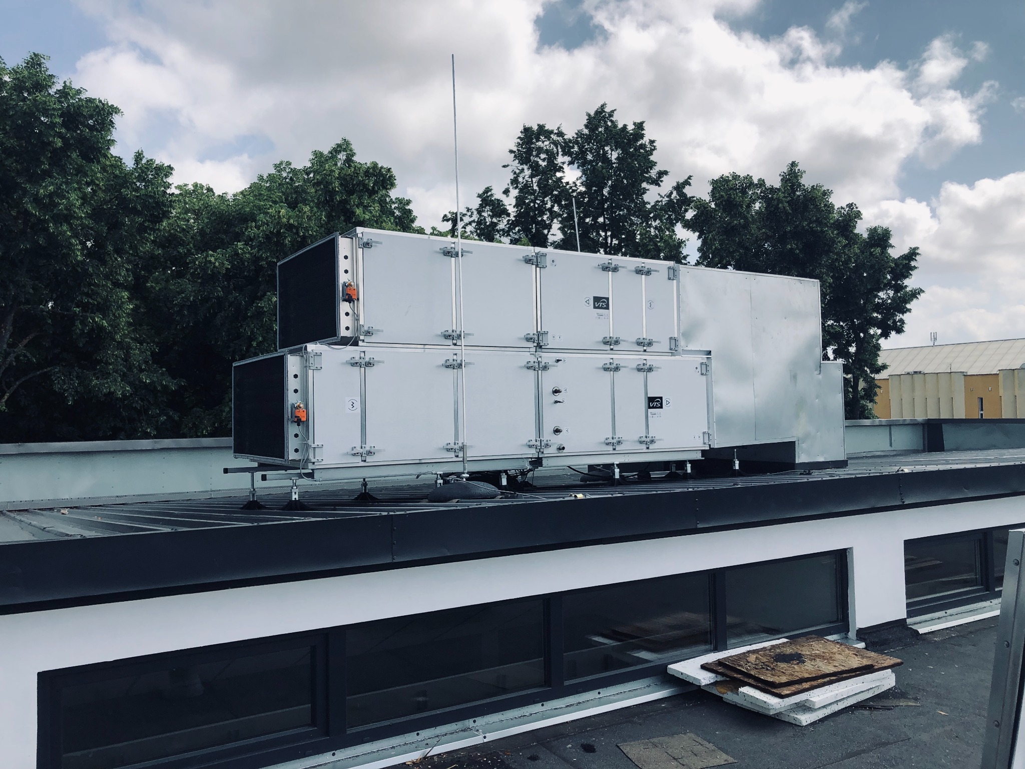 Montaż centrali wentylacyjnej w domu handlowym w Olsztynie