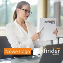 Kobieta w białym żakiecie prezentuje logo 'exfinder Polska' na białej kartce, wskazując na nie ołówkiem; na ekranie laptopa również widoczne logo firmy.