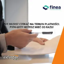 Mężczyzna w garniturze trzyma długopis nad dokumentem, tekst informuje o szybkim finansowaniu biznesu i braku konieczności czekania na termin płatności, logo firmy Finea w prawym górnym rogu, logo...