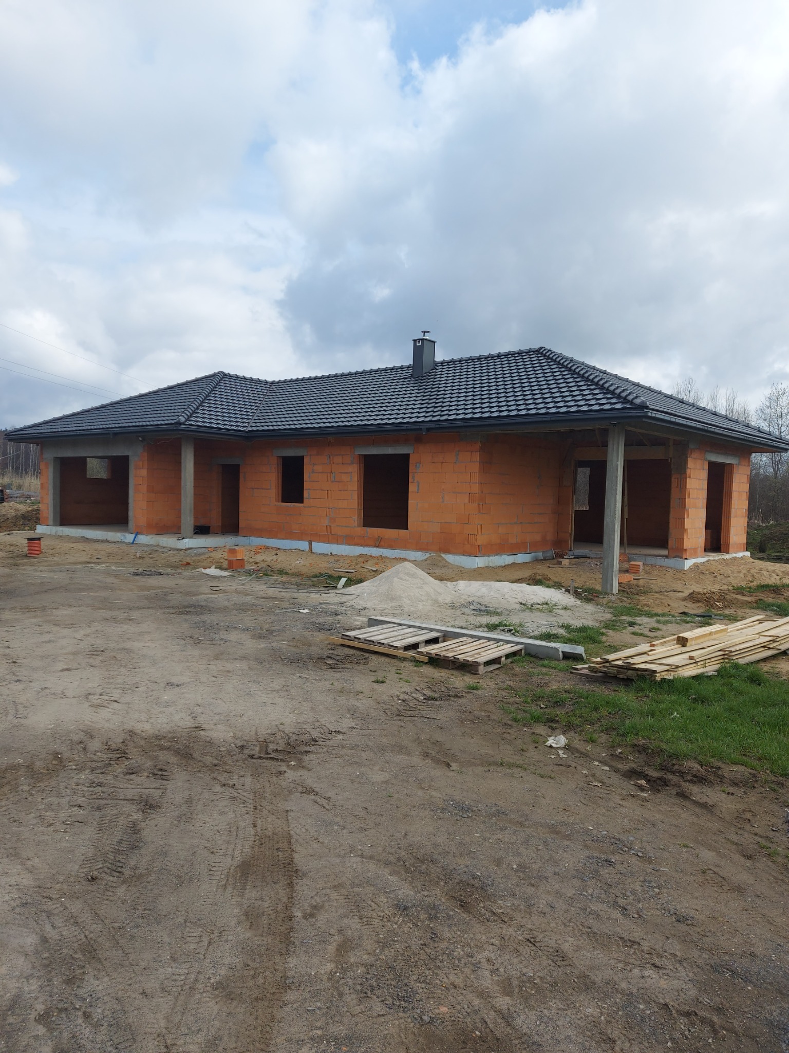 Dom parterowy bez poddasza urzytkowego na płycie fundamentowej