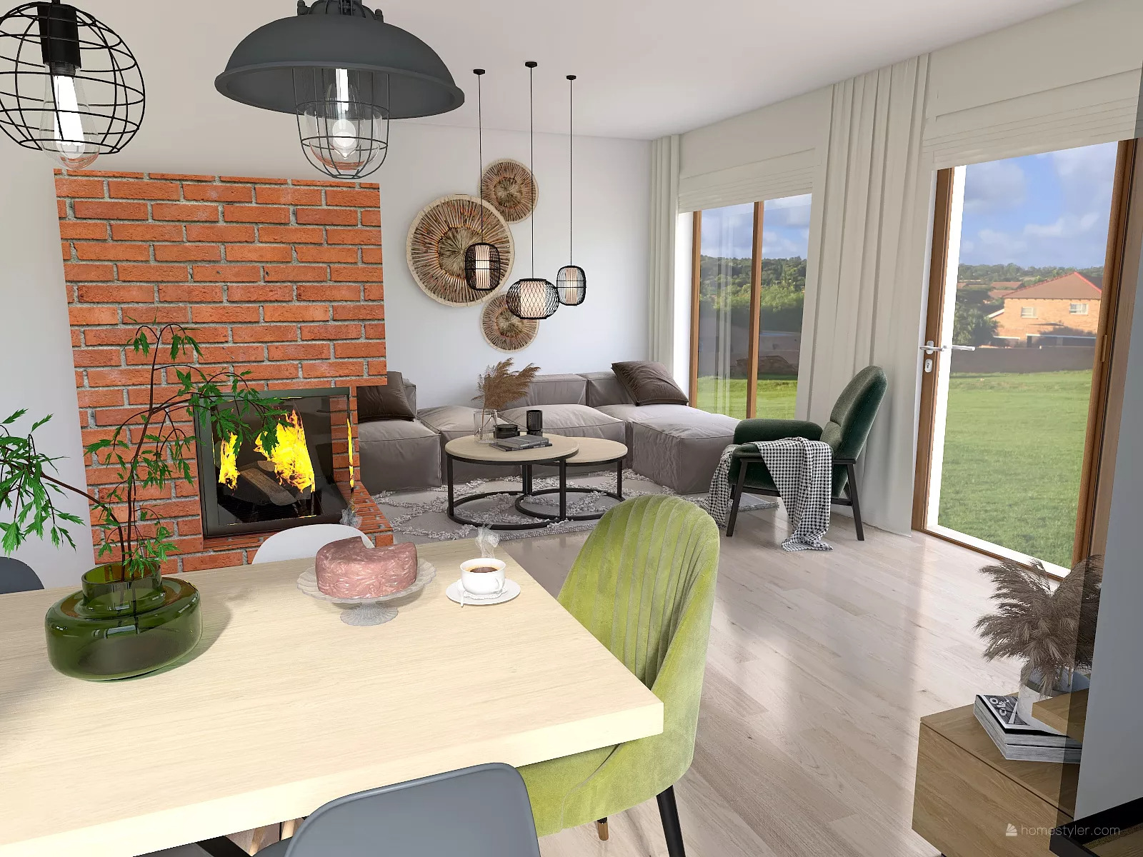 Salon z ceglanym kominkiem, sofą modułową, okrągłymi stolikami kawowymi i zielonymi akcentami kolorystycznymi, widok na ogród przez duże okna.
