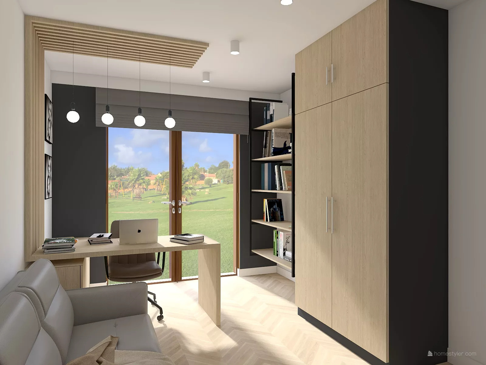 Nowoczesne biuro domowe z biurkiem z laptopem, szarą sofą i wysoką szafą z półkami na książki, widok na zielony ogród przez okno.