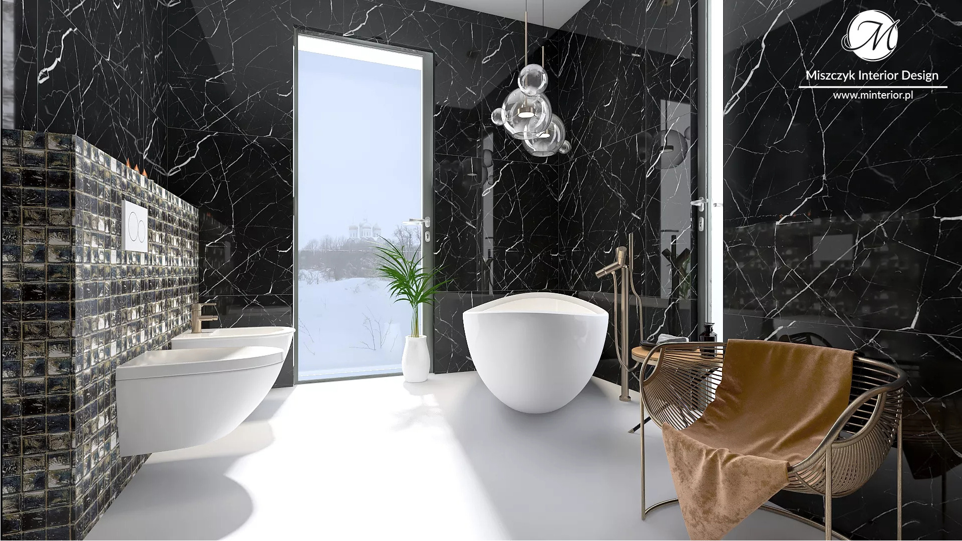 Nowoczesna łazienka z czarnymi marmurowymi płytkami, białą wolnostojącą wanną, bidetem i toaletą, widok na zimowy krajobraz za oknem, szklana lampa wisząca, złoty fotel z ręcznikiem.