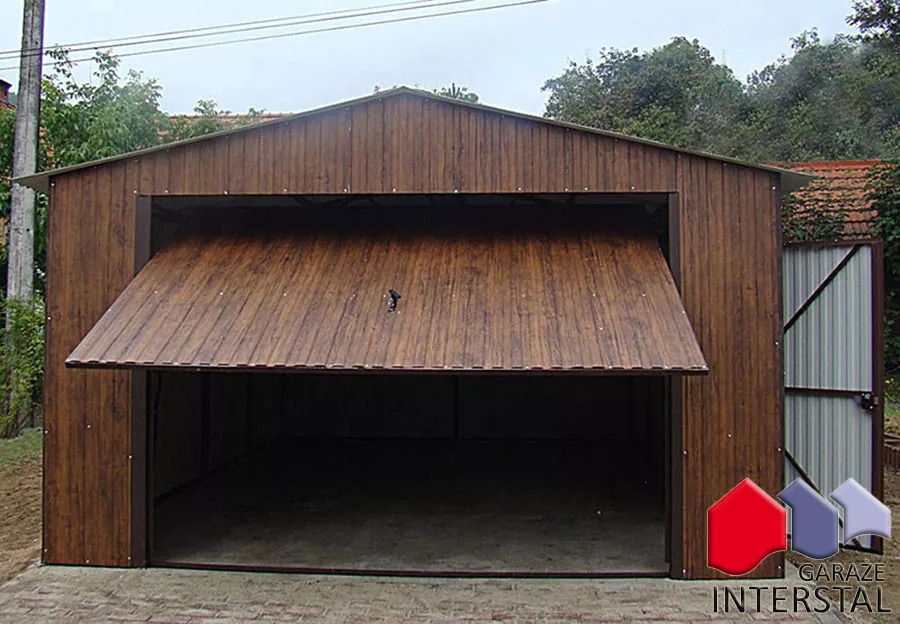 Brązowy garaż blaszany z imitacją drewna i podnoszoną bramą uchylną, widoczny z zewnątrz na tle zieleni i częściowo zadaszonego budynku.