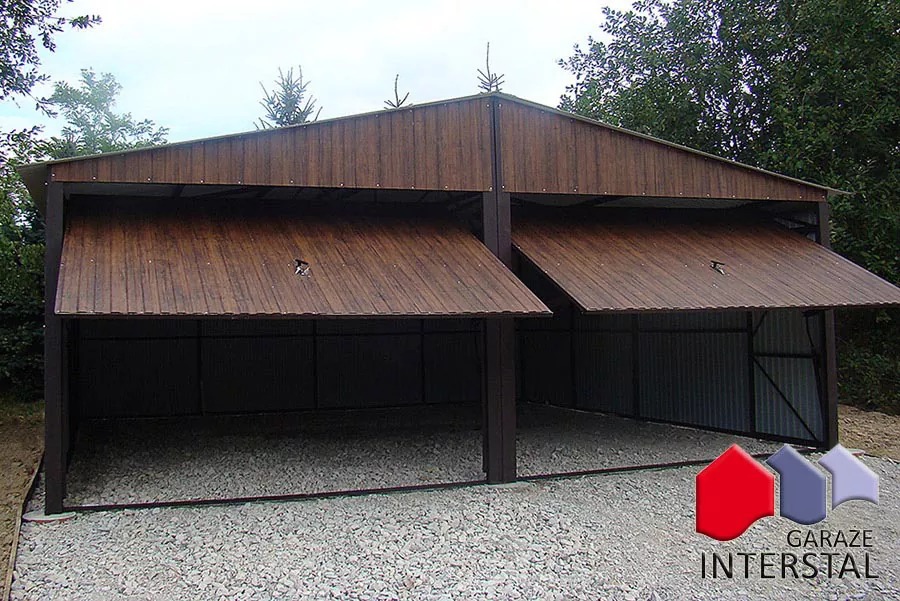 Dwustanowiskowy garaż blaszany z drewnopodobną elewacją i częściowo otwartymi bramami uchylnymi, widoczny na żwirowym podłożu z logo producenta w prawym dolnym rogu.