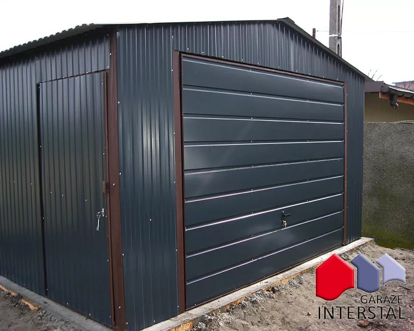 Gotowy, ciemnoszary garaż blaszany z dwoma parami drzwi, z których jedne są otwarte, widoczny logo producenta w prawym dolnym rogu.