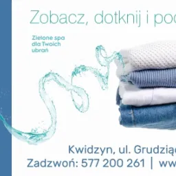 Reklama ekologicznej pralni Lavanderia, oferującej 'zielone spa' dla ubrań, prezentująca stertę czystych ubrań trzymanych w dłoni, z adresem i numerem telefonu w Kwidzynie.