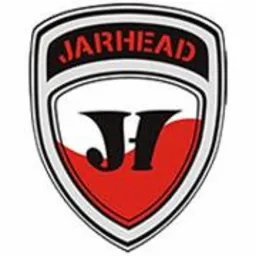 Logo firmy Jarhead w kształcie tarczy z czarno-biało-czerwonym wypełnieniem i inicjałami JH w centralnej części.
