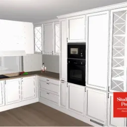 Wizualizacja kuchni w stylu klasycznym z białymi szafkami, czarnym piekarnikiem i mikrofalówką, drewnianym blatem i oknem z roletą rzymską.