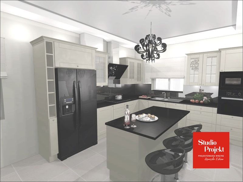 Wizualizacja kuchni z wyspą i czarną lodówką, kremowe szafki z przeszklonymi witrynami, czarne blaty, dekoracyjny żyrandol, logo firmy w prawym dolnym rogu.