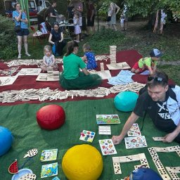 strefa gier i klocków drewnianych, świetna zabawa dla dużych i małych.