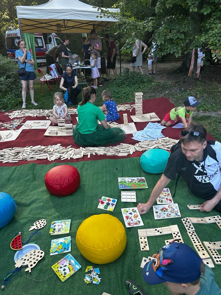 strefa gier i klocków drewnianych, świetna zabawa dla dużych i małych.