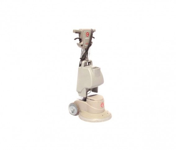 Szara, elektryczna maszyna do polerowania podłóg z okrągłą szczotką, widoczne metalowe koła i uchwyt sterujący, na białym tle.