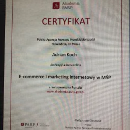 Certyfikat Akademii PARP ukończenia kursu online 'E-commerce i marketing internetowy w MŚP' przez Adriana Kocha, zrealizowany na portalu www.akademia.parp.gov.pl.
