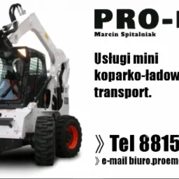 Biała mini koparko-ładowarka z wiertłem ślimakowym, widoczne logo firmy PRO-EM oraz dane kontaktowe.