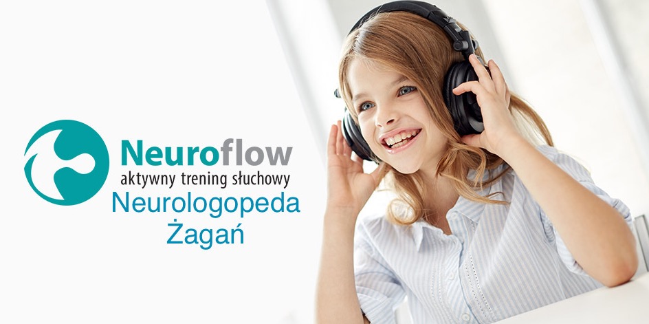 Uśmiechnięta dziewczynka z blond włosami, w niebieskiej koszuli w paski, słucha w słuchawkach podczas sesji terapii Neuroflow.