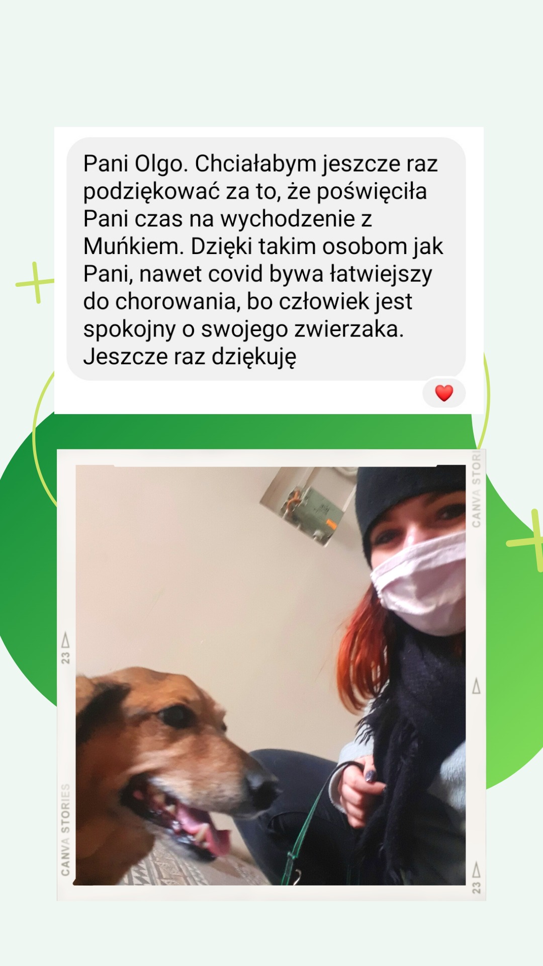 Kobieta w maseczce i czapce, siedząca obok psa na smyczy; na górze fragment wiadomości z podziękowaniami za opiekę nad psem.