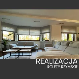 Jasny salon z szarymi roletami rzymskimi w oknach, roślinami doniczkowymi i nowoczesnymi meblami w neutralnych odcieniach.