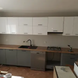 Składanie mebli kuchennych i pokojowych,