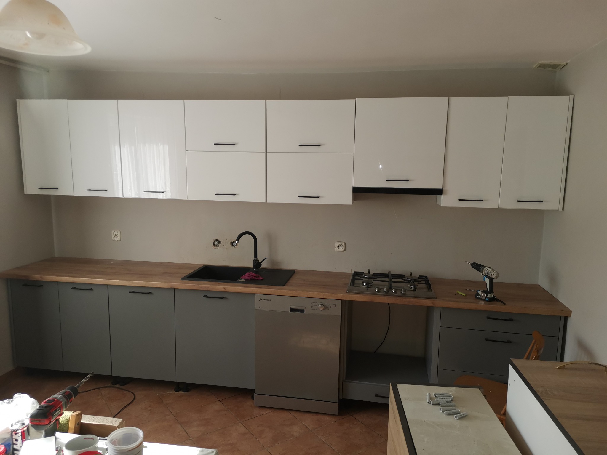 Składanie mebli kuchennych i pokojowych,