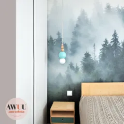 Sypialnia z tapetą leśną, drewnianym stolikiem nocnym z zieloną szufladą i lampą wiszącą z drewnianych i błękitnych koralików.