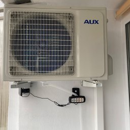 Klimatyzator Aux zamontowany na jednym z krakowskich bloków.
