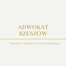 Elegancka wizytówka z napisem 'Adwokat Rzeszów' i adresem kancelarii w kolorze złotym na kremowym tle, ozdobiona abstrakcyjnymi złotymi elementami w rogach.