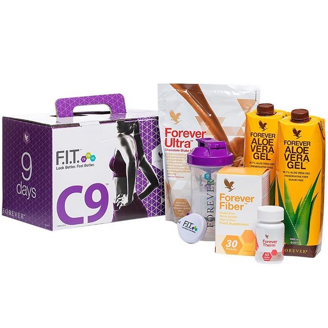 Zestaw produktów Forever Living C9: pudełko z napisem '9 days F.I.T. C9', opakowanie Forever Ultra Chocolate Shake, shaker z fioletową nakrętką, dwa kartony Forever Aloe Vera Gel, pudełko Forever...