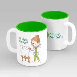 Dwa białe kubki z zielonym wnętrzem. Na jednym kubku rysunek uśmiechniętego zęba siedzącego na stołeczku, badanego przez uśmiechniętą postać w stroju lekarza. Obok napis 'Niosę uśmiech'. Na drugim...