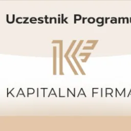 Grafika przedstawia napis 'Uczestnik Programu' nad beżowym logo w kształcie litery K oraz napisem 'KAPITALNA FIRMA' pod nim.