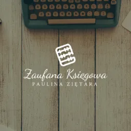 Biurko w Pile z retro maszyną do pisania, otwartym notatnikiem, okularami, książką i logo firmy 'Zaufana Księgowa'.