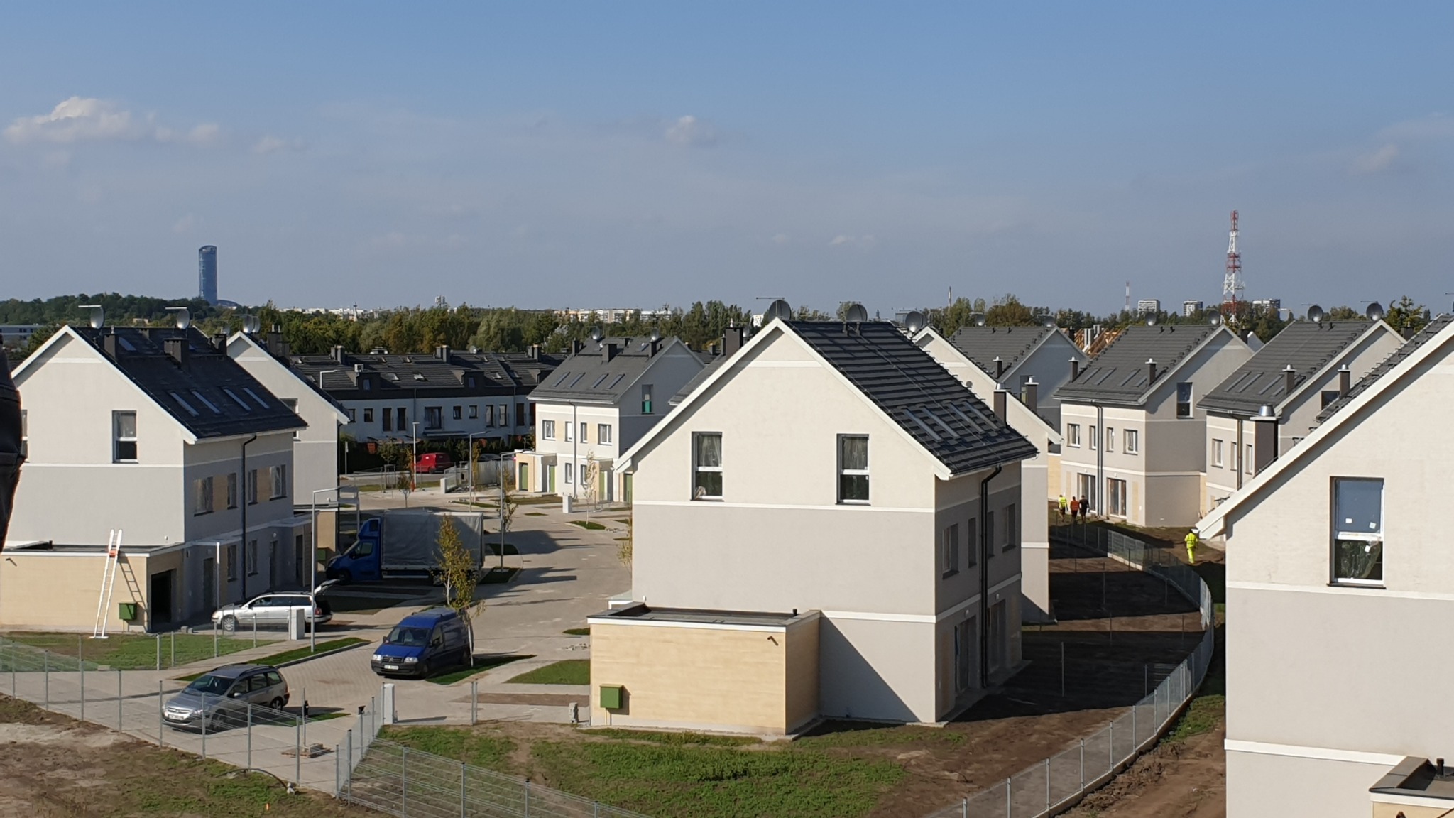 Nowe osiedle bliźniaków. Wszędzie taka sama instalacja antenowa na multiswitchu.