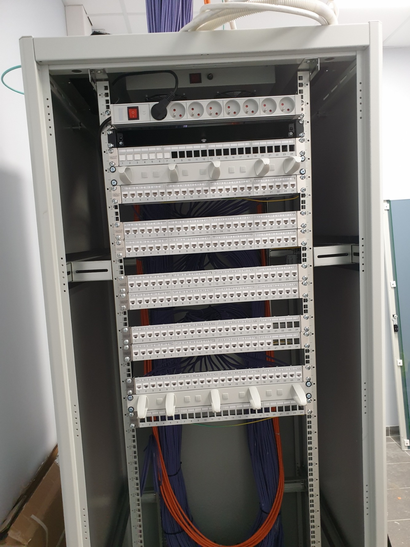 Szafa rack w dużej firmie.
