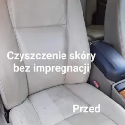 Beżowe skórzane siedzenie samochodowe z widocznym fragmentem wyczyszczonym (dolna część) i nie wyczyszczonym (górna część), pokazujące efekt czyszczenia skóry bez impregnacji.