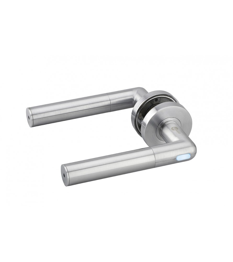 Nowoczesna, satynowa, metalowa klamka do drzwi z subtelnym, niebieskim podświetleniem LED na białym tle.